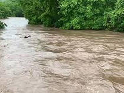 Three were swept away along with Bapleka in the flood of Bordi river! | बोर्डी नदीच्या पुरात बापलेकासह तिघे वाहून गेले!