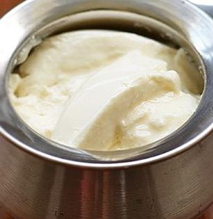 घरी लावलेले दही खूपच आंबट झाले? पाणी न घालता करा १ युक्ती, दही होईल मस्त चविष्ट-घट्ट