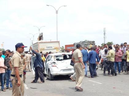 Four vehicle freak accident near Solapur; Woman died on the spot, four injured | सोलापूरजवळ चार वाहनांचा विचित्र अपघात; महिलेचा जागीच मृत्यू, चौघे जखमी