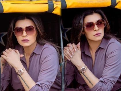 Sushmita sen was seen sitting in an autorickshaw leaving an expensive car photos goes viral | लग्झरी कार सोडून रिक्षात बसलेली दिसली Sushmita Sen, फोटो पाहून चाहते म्हणाले....