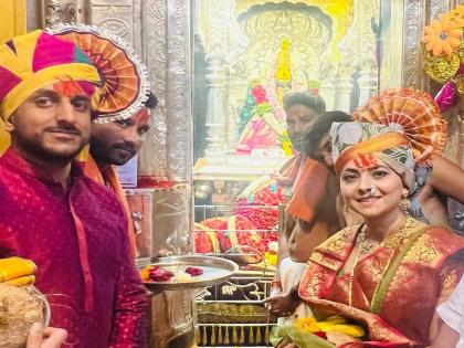 Actress Sonalee Kulkarni took a darshan Tulja Bhavani with her husband kunal | पतीसह तुळजाभवानीच्या चरणी नतमस्तक झाली सोनाली कुलकर्णी, म्हणाली-अखंड महाराष्ट्राची