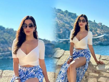 Sophie Choudry: मोनोकिनीमध्ये सोफी चौधरीच्या बोल्ड अदा, पूलमध्ये दिल्या हॉट पोझ