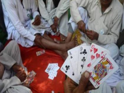 Gambling raid by Pallis squad in Ujna Shiwar; Crime in Kingaon latur | उजना शिवारात पाेलीस पथकाचा जुगारावर छापा; किनगावात गुन्हा