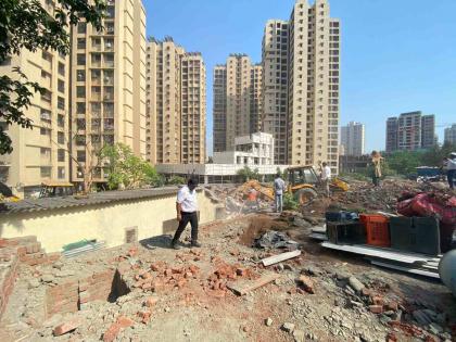 action on 40 houses in Kasarvadvali area; Even after three days, the goods are still on the road | कासारवडवली परिसरातील ४० घरांवर धडक कारवाई; तीन दिवसांनंतरही सामान रस्त्यावरच