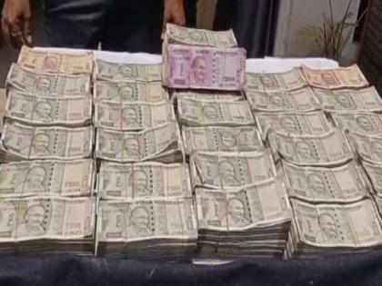 Mankapur police have recovered cash over Rs 77 lakh from the father of a hardened burglar, Naresh Mahilange | जमिनीतून निघाले चोरीचे ७७ लाख; गावकऱ्यांसाठी रॉबिनहूड बनलेल्या चोराचा पर्दाफाश