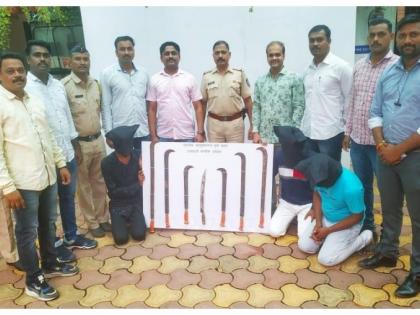 Person was arrested in birthday cake cutting by sword and posting photo states | तलवारीने केक कापून त्याचे फोटो स्टेट्सला ठेवणाऱ्याला अटक; तलवारी बनविणारा लोहारही जाळ्यात