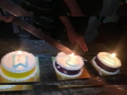 friends gave a surprise cut 21 cakes with sword mumbai minor boy not arrested | ...म्हणे मित्रांनी सरप्राईझ दिले!, तलवारीने २१ केक कपणारा सापडला