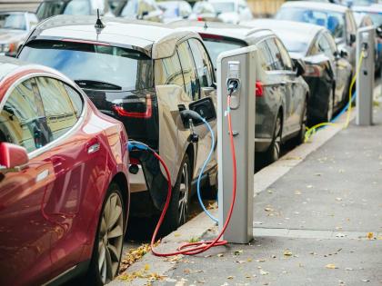 Switzerland will be the only country to ban electric vehicles. | इलेक्ट्रिक वाहनांवर 'येथे' येणार बंदी; हिवाळ्यामुळे का घ्यावा लागला निर्णय?