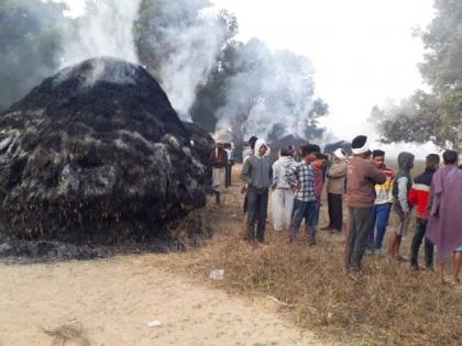 Paddy burnt in Gondia district; An act of unknown person | गोंदिया जिल्ह्यात धानाचे पुंजणे जाळले; अज्ञात इसमाचे कृत्य