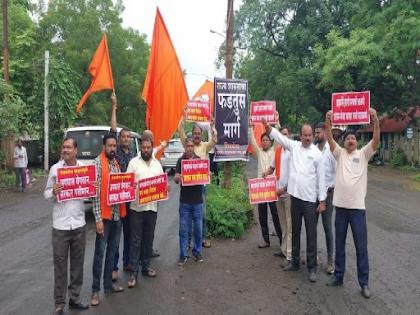 The Uddhav Thackeray Shiv Sena group put up a signboard saying 'Fadtoos Marg' on the potholed road | ठाकरे गटाने खड्डेमय रस्त्यावर लावले ‘फडतूस मार्ग’ असे फलक; पालकमंत्र्याचा केला निषेध