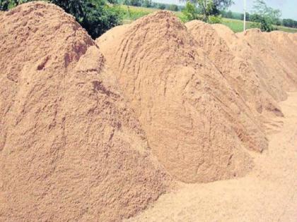 Good for sand mafia; Not at the government rate, but at ten times the price of sand, the common man's problem | वाळू माफियांचं चांगभलं; शासकीय दरात नाही तर दहापट दरात मिळतेय वाळू