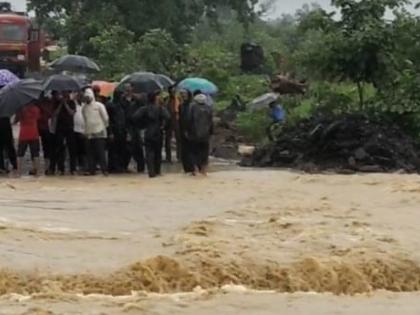 Due to heavy rains, the bridge in Chandrapur district was overflowing | मुसळधार पावसामुळे चंद्रपूर जिल्ह्यातील पूल वाहून गेला