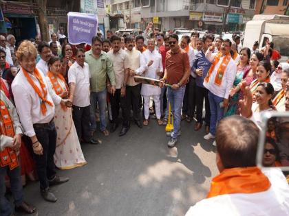 Citizens are angry as BJP blocks traffic by playing cricket outside the municipality | भाजपने पालिकेबाहेर रस्त्यावर क्रिकेट खेळून वाहतूक बंद केल्याने नागरिक संतप्त 