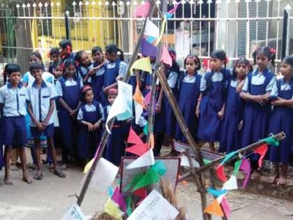 Holi of defects made in Rahanal school; Bad thoughts burned | राहनाळ शाळेमध्ये केली अवगुणांची होळी; वाईट विचार जाळून टाकले