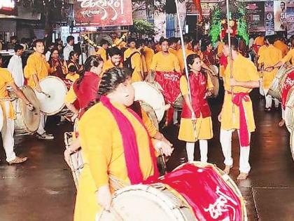 Immersion of the idol of Sri Public Ganeshotsav; The procession took place in Dombivli | श्री सार्वजनिक गणेशोत्सवाच्या मूर्तीचे विसर्जन; डोंबिवलीत थाटामाटात निघाली मिरवणूक