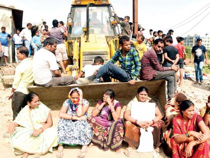 Relatives provide shelter, but for how long? | क्षणात झाला स्वप्नांचा चुराडा; नातेवाइकांनी दिला आसरा, पण किती दिवस?