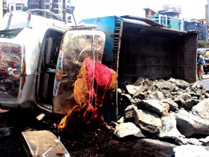 Five injured in two different truck accidents | ट्रकच्या दोन वेगवेगळ्या अपघातांमध्ये पाच जखमी