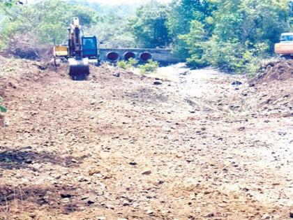 Guardian helpers in scarcity-hit areas | टंचाईग्रस्त भागात पालकमंत्र्यांकडून मदतीचा हात