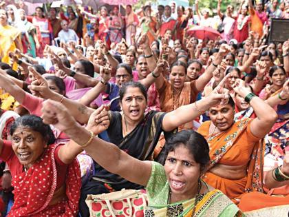 Anganwadi workers' umbrella front; Thane collector beaten at office | अंगणवाडी कर्मचाऱ्यांचा छत्री मोर्चा; ठाणे जिल्हाधिकारी कार्यालयावर दिली धडक