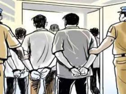 The mobile was forcibly looted along with the two-wheeler at Pimpri-Chinchwad; The three were handcuffed | पिंपरीत सुऱ्याच्या धाकाने दुचाकीसह, मोबाईल जबरदस्तीने लुटला; तिघांना ठोकल्या बेड्या