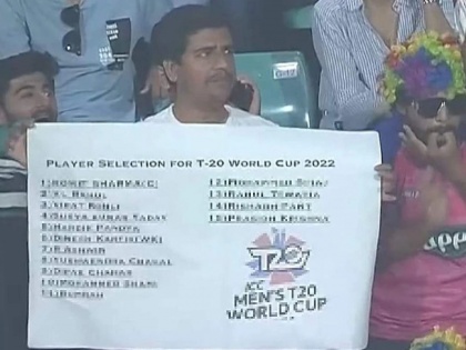 Team India Squad for T20 world cup declared by Fan in stadium with poster Twitter Users reaction during IPL 2022 DC vs RR | Team India Squad, T20 WC 2022: T20 World Cup साठी 'या' पठ्ठ्याने BCCI च्या आधीच जाहीर केली भारताची टीम; Rohit Sharma ला केलं कर्णधार