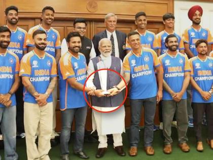t20 world cup winner team india PM Narendra Modi didn't hold the World Cup trophy, instead held Rohit and David's hands, watch here video | Team India ने मोदींची भेट घेतली; पंतप्रधानांच्या एका कृतीने मात्र लक्ष वेधले, वाचा सविस्तर