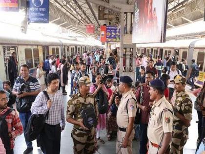 MMRDA's mistake hit passengers on Trans Harbour | एमएमआरडीएच्या चुकीचा फटका बसला ट्रान्स हार्बरवरील प्रवाशांना MMRDA's mistake hit passengers on Trans Harbour | एमएमआरडीएच्या चुकीचा फटका बसला ट्रान्स हार्बरवरील प्रवाशांना
