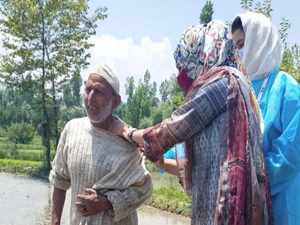 jammu kashmir fight against covid-19 tabasum of pulwama vaccinated 7000 residents till now | Corona Vaccination : कार्याला सलाम! तबस्सुम शेतात जाऊन राबवतायेत लसीकरण मोहीम, आतापर्यंत 7000 लोकांना टोचली लस  