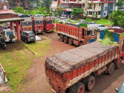 Five trucks transporting chire caught, action of Devgad tehsildar | Sindhudurg: चिरे वाहतूक करणारे पाच ट्रक पकडले, देवगड तहसीलदारांची कारवाई 