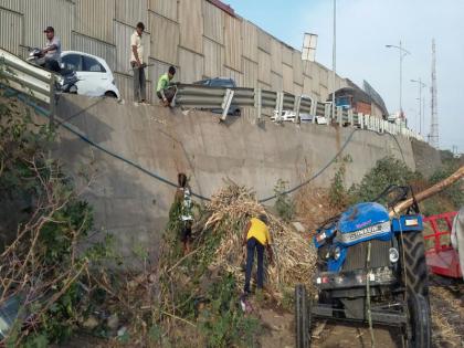 Sugarcane tractor collapsed with trolley on Dehuroad flyover | देहूरोड येथील लोहमार्ग महामार्गावरील उड्डाणपूलावरुन ऊसाचा ट्रॅक्टर ट्रॉलीसह कोसळला