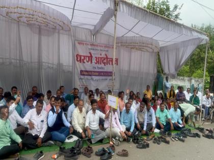 Naib Tehsildar Tehsildars protest at Divisional Commissionerate | नायब तहसीलदार, तहसीलदारांची विभागीय आयुक्तालयावर धरणे आंदोलन