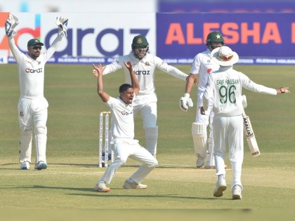 BAN vs PAK, 1st Test : Pakistan started the day at 145 for 0; they've been bowled out for 286 at tea, Bangladesh earn a 44-run first innings lead | BAN vs PAK, 1st Test : बांगलादेशनं पहिल्या कसोटीत पाकिस्तानची जिरवली; १४१ धावांत १० फलंदाजांना माघारी पाठवून आघाडी घेतली 