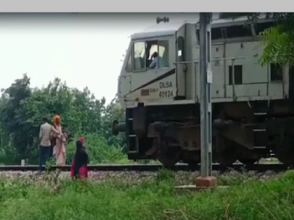 A father's desperate act to remove his son's deafness; Stopped in front of a moving train | मुलाचे बहिरेपण दूर करण्यासाठी बापाचे अघोरी कृत्य; चालत्या ट्रेनसमोर थांबला अन्...