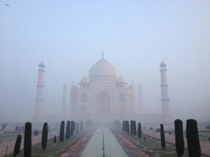 havoc of fog in the north red alert in new delhi | उत्तरेत धुक्याचा कहर; नवी दिल्लीत रेड अलर्ट, ११० विमानांना लेटमार्क, रेल्वे वाहतुकीवर परिणाम