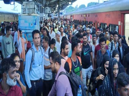 A huge crowd of devotees coming to Taj Bagh at the railway station | ताजबागमध्ये येणाऱ्या भाविकांची रेल्वे स्थानकावर प्रचंड गर्दी