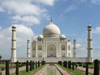 Taj Mahal leaks in heavy rains; Video Viral; ASI's claim that there was no damage to the structure | मुसळधार पावसात ताजमहालाला गळती; व्हिडीओ व्हायरल; वास्तूचे नुकसान न झाल्याचा ‘एएसआय’चा दावा