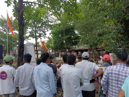 Unknown persons erected a statue of Chhatrapati Shivaji Maharaj at night in front of the Gram Panchayat office in Takwade Kolhapur | Kolhapur: टाकवडेत ग्रामपंचायत कार्यालयासमोर अज्ञातांनी रात्रीत उभारला छत्रपती शिवाजी महाराजांचा पुतळा Unknown persons erected a statue of Chhatrapati Shivaji Maharaj at night in front of the Gram Panchayat office in Takwade Kolhapur | Kolhapur: टाकवडेत ग्रामपंचायत कार्यालयासमोर अज्ञातांनी रात्रीत उभारला छत्रपती शिवाजी महाराजांचा पुतळा
