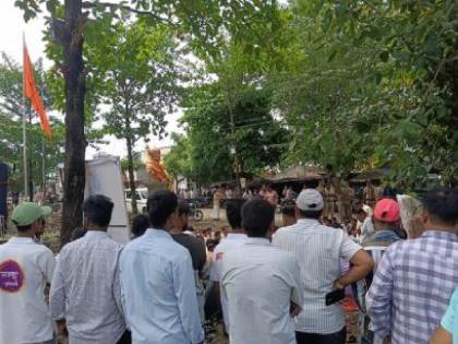 Shivaji statue erected without permission in Takwade Kolhapur taken down, tension in the village all day | Kolhapur: टाकवडेत विनापरवाना उभारलेला शिवरायांचा पुतळा उतरवला, गावात दिवसभर तणाव Shivaji statue erected without permission in Takwade Kolhapur taken down, tension in the village all day | Kolhapur: टाकवडेत विनापरवाना उभारलेला शिवरायांचा पुतळा उतरवला, गावात दिवसभर तणाव
