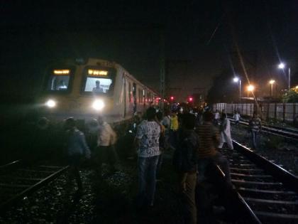 Disrupting railway supply in Thakurli station; Up and down traffic jam | मध्य रेल्वेची वाहतूक विस्कळीत, ठाकुर्ली स्थानकात रेल्वेचा वीज पुरवठा खंडीत, अप आणि डाऊन मार्गावरील वाहतूक ठप्प