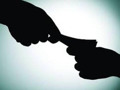 Talathi arrested for accepting bribe of Rs 700 in Akola | शेतसारा भरण्याच्या नावाखाली शेतकऱ्याकडून सातशे रुपयांची लाच घेणारा तलाठी अटकेत