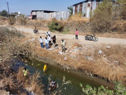 The mother threw the 15-day-old newborn girl into the canal | पंधरा दिवसांच्या नवजात मुलीला आईने फेकले कालव्यात