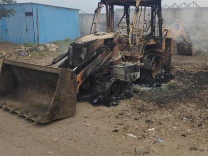 JCB of Talegaon Dabhade Municipality burnt down, fire started by unknown person | तळेगाव दाभाडे पालिकेचा जेसीबी जळून खाक, अज्ञाताने लावली आग