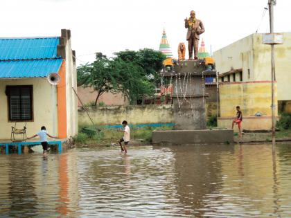 Incessant rain falls on the district | परतीच्या पावसाचा जिल्हाभरात धुमाकूळ