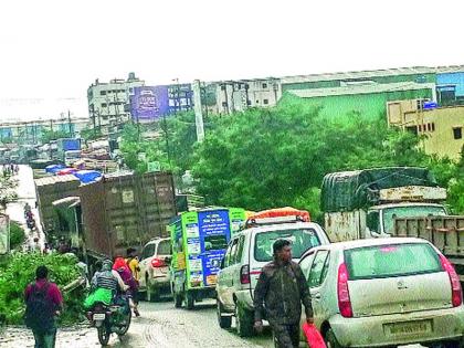 Talegaon road breathing down | तळेगाव रस्त्याचा श्वास कोंडला