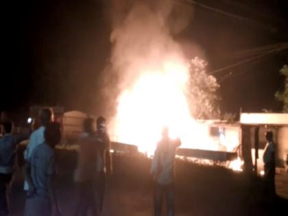 Talegaon Sadar bus stop near Truck fire | तळेगाव दशासर बस थांब्याजवळ ट्रकला भीषण आग  