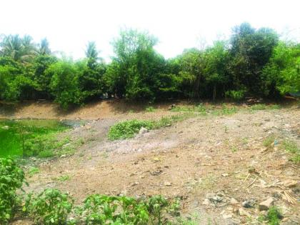  The two acres of ponds are filled with turmoil, encroachment and encroachment | दोन एकरी तलाव झाला गुंठ्यांचा, भराव करून अतिक्रमण