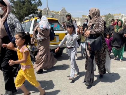 Afghanistan Crisis: More than one crore people starve in Afghanistan? The situation is exacerbated by the Taliban's conflict, famine, and corona | Afghanistan Crisis : अफगाणिस्तानात एक कोटीहून अधिक लोकांवर उपासमारीची वेळ?  तालिबानींचा संघर्ष, दुष्काळ, कोरोनामुळे स्थिती आणखी बिकट