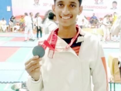 Kaustubh Talikhede of Solapur won a bronze medal in the state level fencing competition | राज्यस्तरीय तलवारबाजी स्पर्धेत सोलापूरच्या कौस्तुभ तळीखेडेला कांस्य पदक