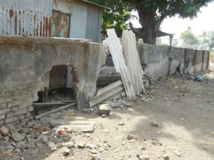 Taloda bus station's fencing deterioration | तळोदा बस स्थानकाच्या कुंपणाची झाली दुरावस्था