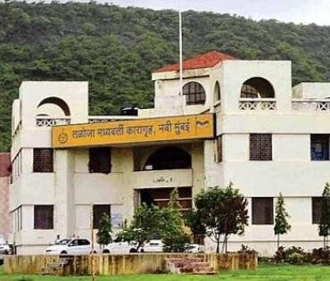 Pampering Wadhawan brothers expensive, six policemen suspended, J. J. A discount was given to the hospital | वाधवान बंधूंचे भलते लाड पुरवणे महागात, सहा पोलिस निलंबित